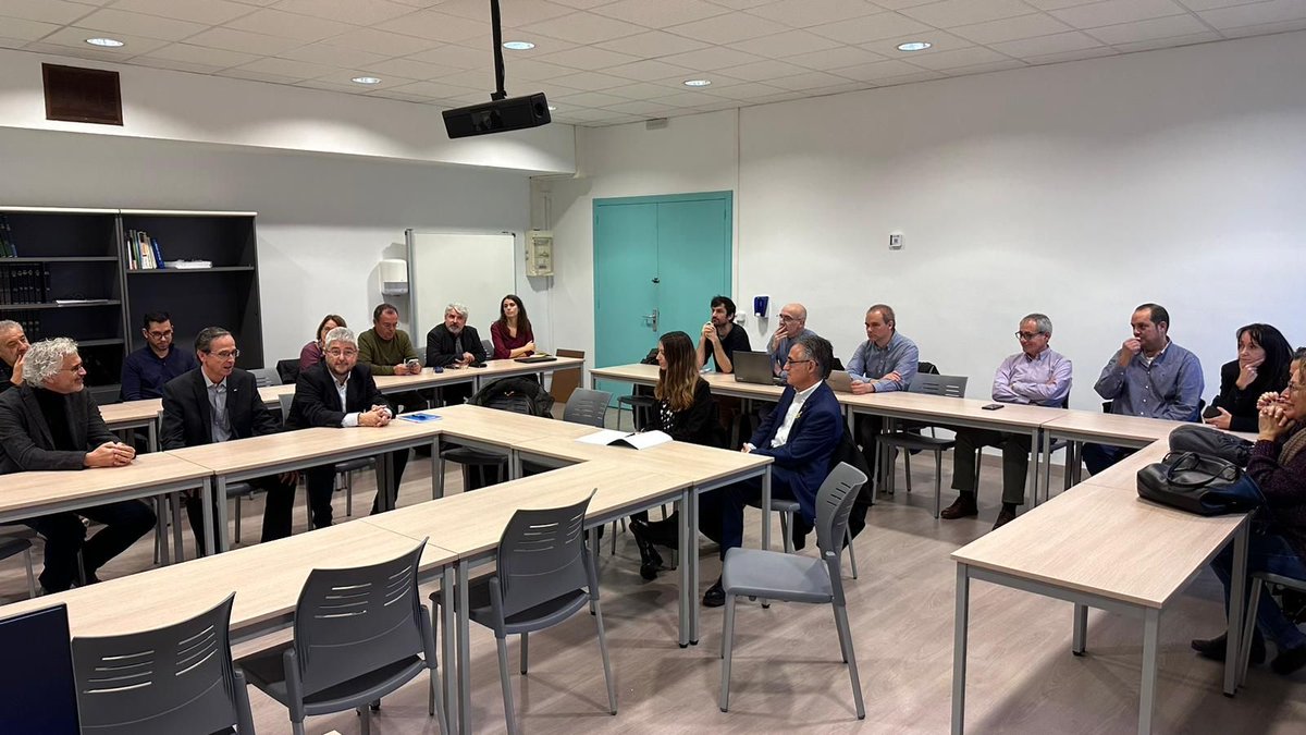 inLabFIB's tweet photo. Avui l’inLab FIB ha participat a la visita que els diputats de Junts per Catalunya Ramon Tremosa i Judith Toronjo  han a fet a l’ESTSEIB per conèixer de primera mà els grups Tecnio de la UPC. @fib_upc  @la_upc @ATecnio https://t.co/blZHHJM9nZ