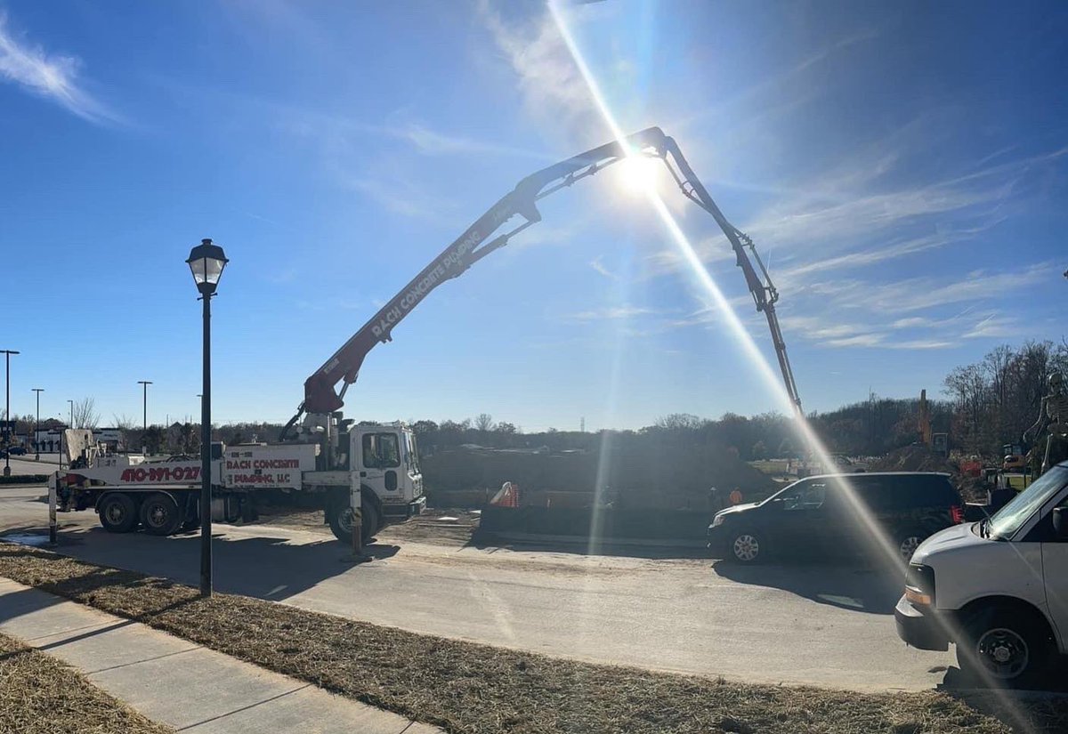 ACPApumpers's tweet photo. Wishing you a great Monday from Maryland!! 💥
📸: Rach Concrete Pumping,LLC
#concrete #construction #jobsite #concretepumping #sustainableconstruction #womeninconstruction #constructioncareers #boompump #pumpoperator #cdl #trucks #readymix #readymixconcrete #skilledtrades https://t.co/fJwGFrEEwX