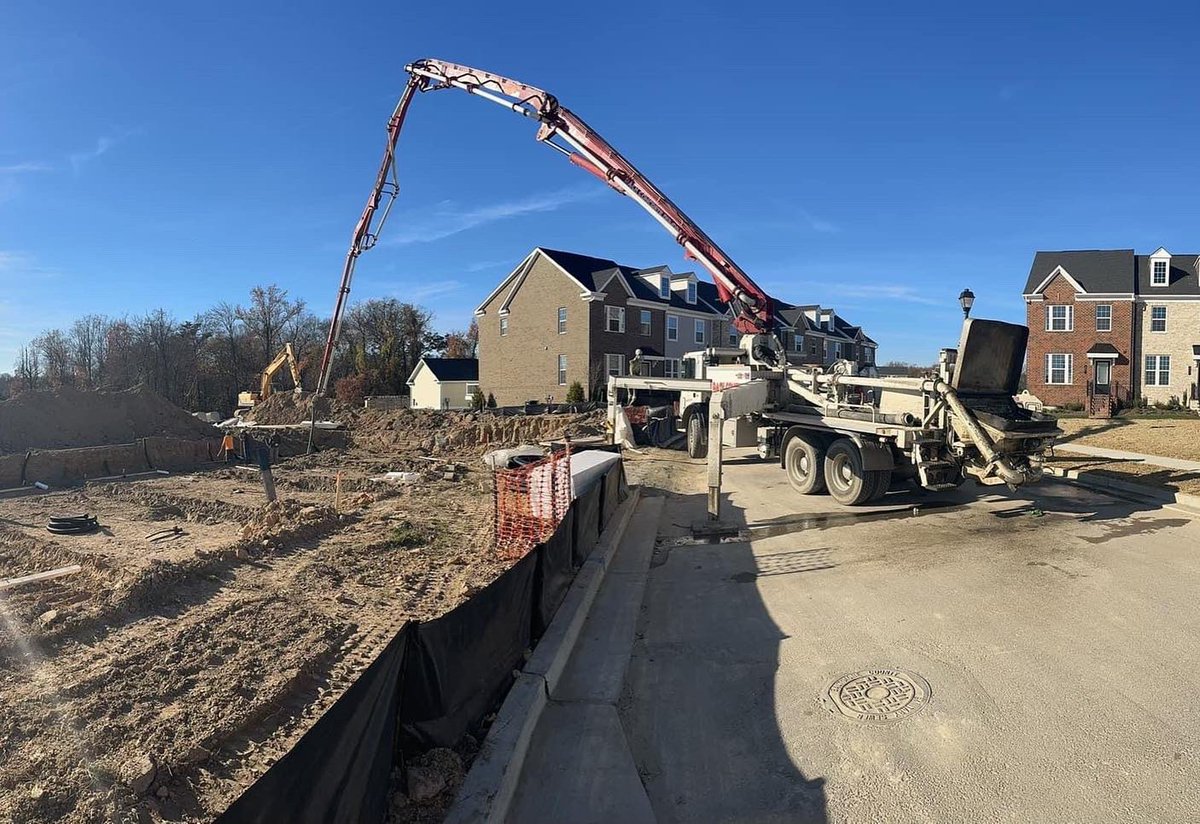 ACPApumpers's tweet photo. Wishing you a great Monday from Maryland!! 💥
📸: Rach Concrete Pumping,LLC
#concrete #construction #jobsite #concretepumping #sustainableconstruction #womeninconstruction #constructioncareers #boompump #pumpoperator #cdl #trucks #readymix #readymixconcrete #skilledtrades https://t.co/fJwGFrEEwX