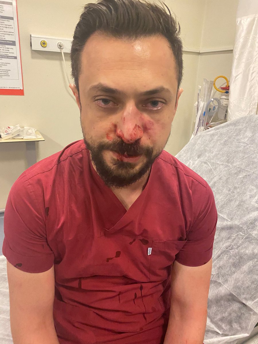 Görev başında mesai arkadaşımı darp ettiler. Burnu kırık, yüz kemiği kırık. Siz canisiniz, siz hiçbir şeyi haketmiyorsunuz.