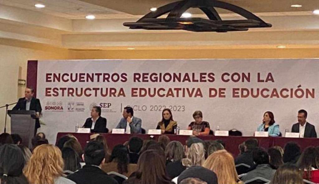 EDÚQUENLOS PF. Un leve curso de redacción a <a href="/AaronGragedaB/">Aarón Grageda Bustamante</a> y su gente para que por lo menos pongan un letrero bien. Les faltó poner “Estructura Educativa de Educación Educacional del sistema Educativo”. Shale. <a href="/Los60Segundos/">60Segundos</a>