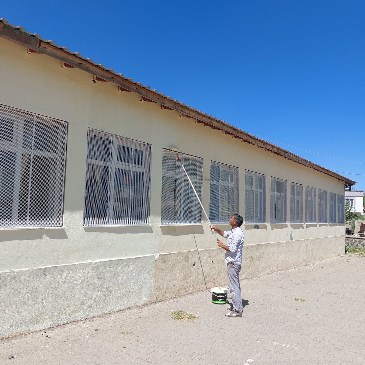 Temel Eğitimde 10.000 okul projesi kapsamında okullarımızın daha güzel bir görünüme kavuşması amacıyla iç-dış cephe boya ve onarımları yapıldı.

#TemelEğitimdeDiyarbakır
<a href="/tcmeb/">Millî Eğitim Bakanlığı</a> 
<a href="/aliihsansu_/">Ali İhsan Su</a> 
<a href="/Murat4Kucukali/">Murat Küçükali</a>