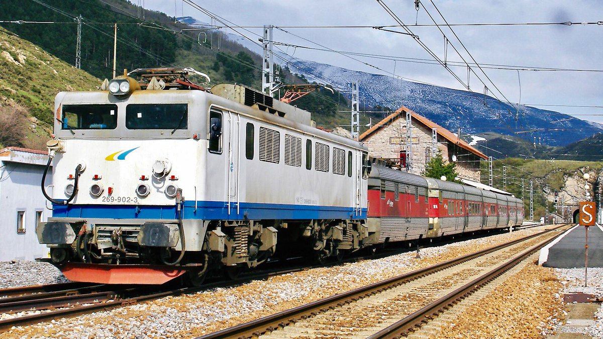 AndreasWiede's tweet photo. #RENFE 🇪🇸 269-902 is seen here working the #Gijón portion of a daytime #Talgo composed of #TalgoIII stock (built in the 1960s), originating in #Barcelona. Picture taken with the permission of the train crew at #Busdongo station on the #Pajares line in April 2007. #PastTrainTrips https://t.co/s4rjKGj4Z6