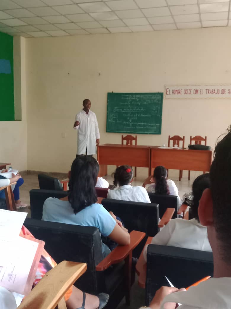 filialmayari's tweet photo. Los especialistas de 1er Grado de Medicina Interna, Dr. Alexei Cumbá Delis y Dra. Georgina Sera Roja imparten curso de Urgencias y Emergencias a especialistas de MGI y residentes en áreas de salud de #Mayarí y #Levisa. El claustro de la #FilialMayarí en superación constante. https://t.co/bVhPWLPRaG
