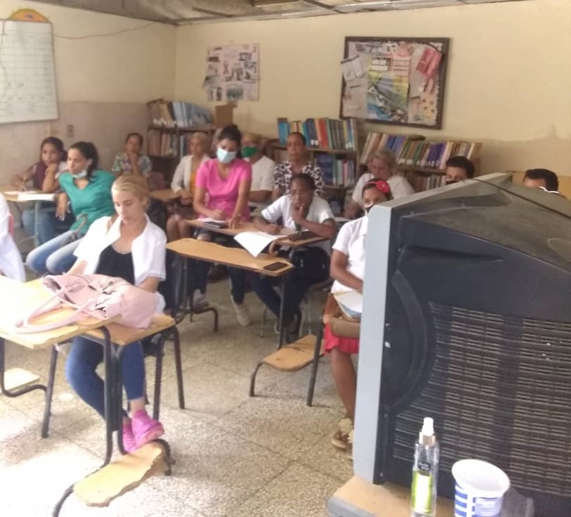 filialmayari's tweet photo. Los especialistas de 1er Grado de Medicina Interna, Dr. Alexei Cumbá Delis y Dra. Georgina Sera Roja imparten curso de Urgencias y Emergencias a especialistas de MGI y residentes en áreas de salud de #Mayarí y #Levisa. El claustro de la #FilialMayarí en superación constante. https://t.co/bVhPWLPRaG