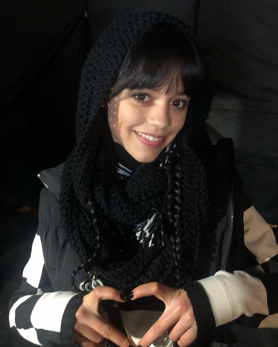 jennaortegabra's tweet photo. Jenna Ortega caracterizada de ‘Wandinha’ no set de gravações do episódio 6 da série. 💜✨ https://t.co/u7IzQA4f6B