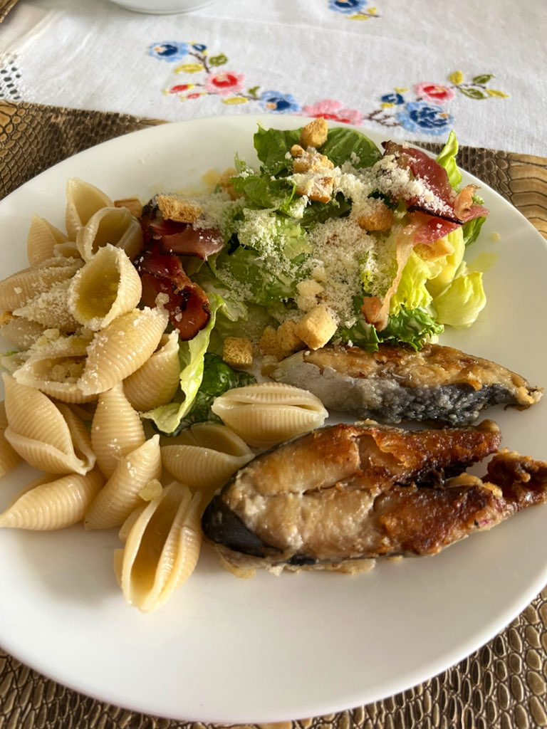 thibisay0201's tweet photo. Happy lunch ….. iniciemos la semana con buen pie #MondayMotivation #lunch #MondayMood #lunes #carite #cesarsalad https://t.co/t1OMkQdbHq