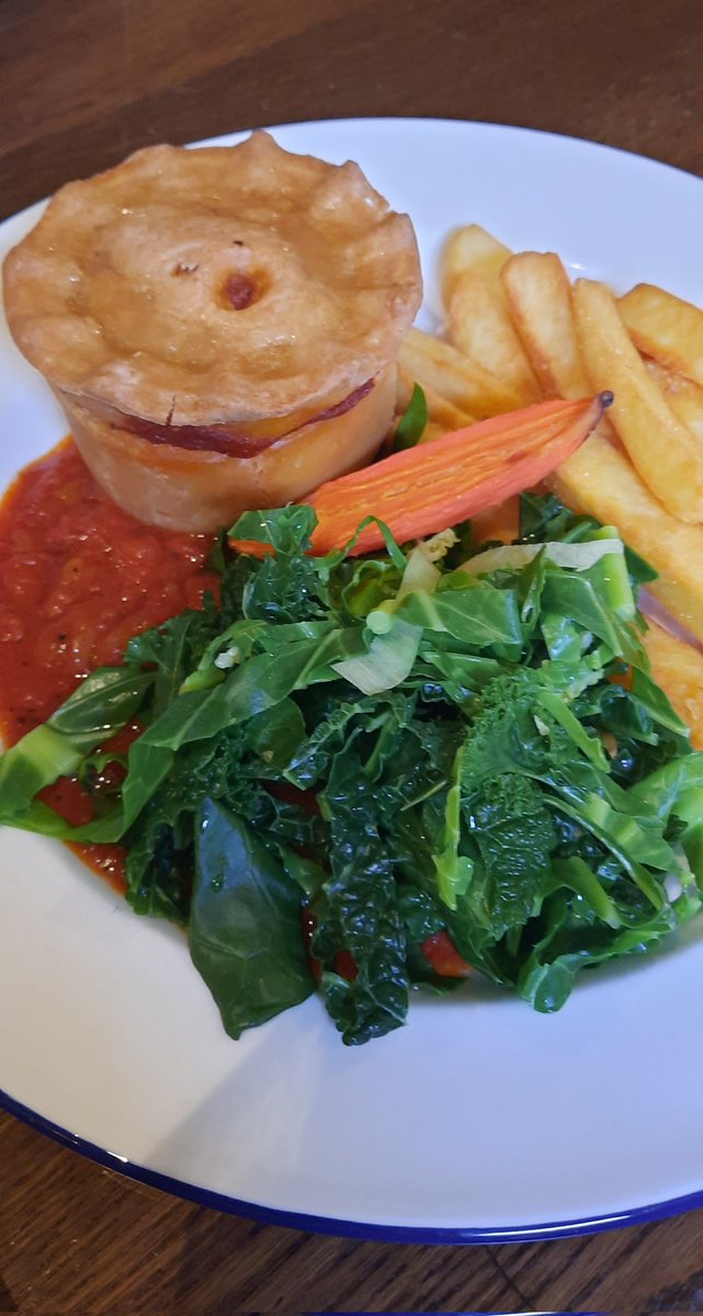 RobertaAshworth's tweet photo. @aspinallarms chicken&amp;chorizo pie https://t.co/4PwpH5tm39
