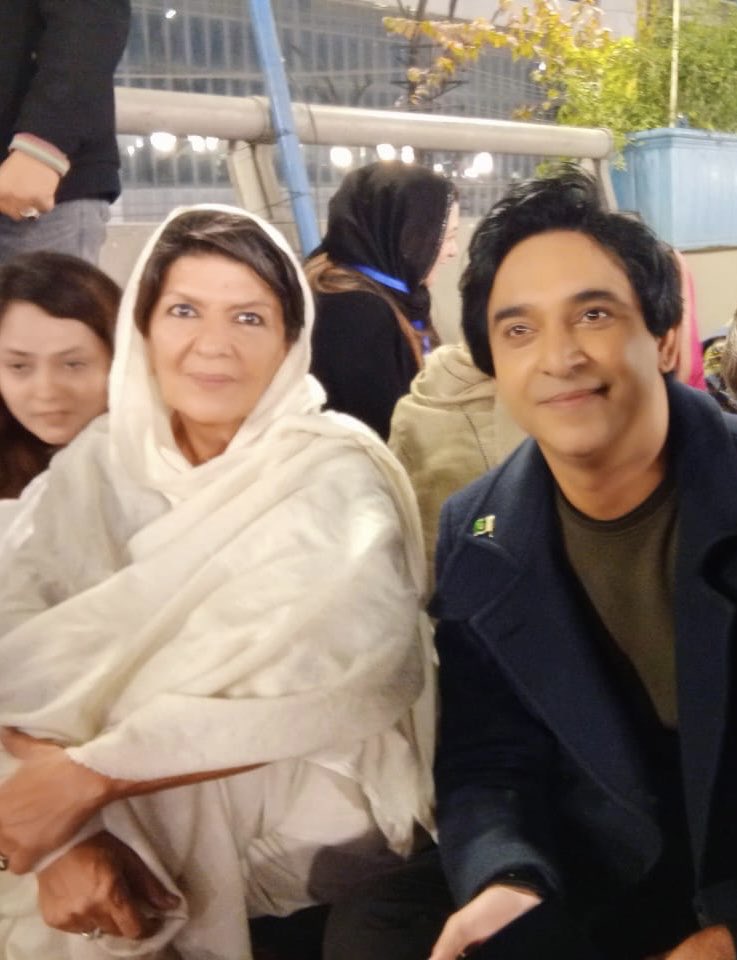 ایسا کہاں ہوتا ہے کہ مُلک کا سابق وزیر اعظم اور تاریخ کا پاپولر ترین سیاستدان اسٹیج پہ براجمان ہو اور اُن کی تمام بہنیں سرعام سڑک پہ چادر بچھا کے بیٹھی ہوں ؟ کیا یہ عین ریاستِ مدینہ کے نظریے کی عکاسی نہیں ؟ کیا اِس سے بڑی کوئی تبدیلی ہوگی ؟ تعصب کی عینک اُتار کے کمنٹ کیجئے گا 👇