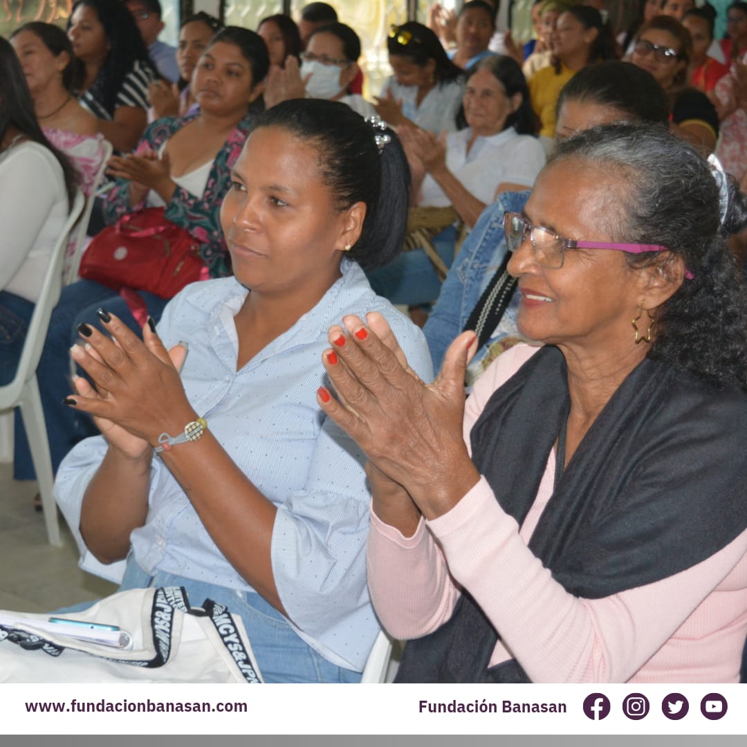 FundaBanasan's tweet photo. #AsíSeVivió El #IForoDeLaNoViolenciaContraLaMujer en Zona Bananera. Evento transformador en donde 120 participantes de corporaciones, cooperativas, fincas bananeras y de la comunidad identificaron señales de violencia, rutas de acción y compartieron historias de vida.
#NiUnaMás https://t.co/kT8y57VCct
