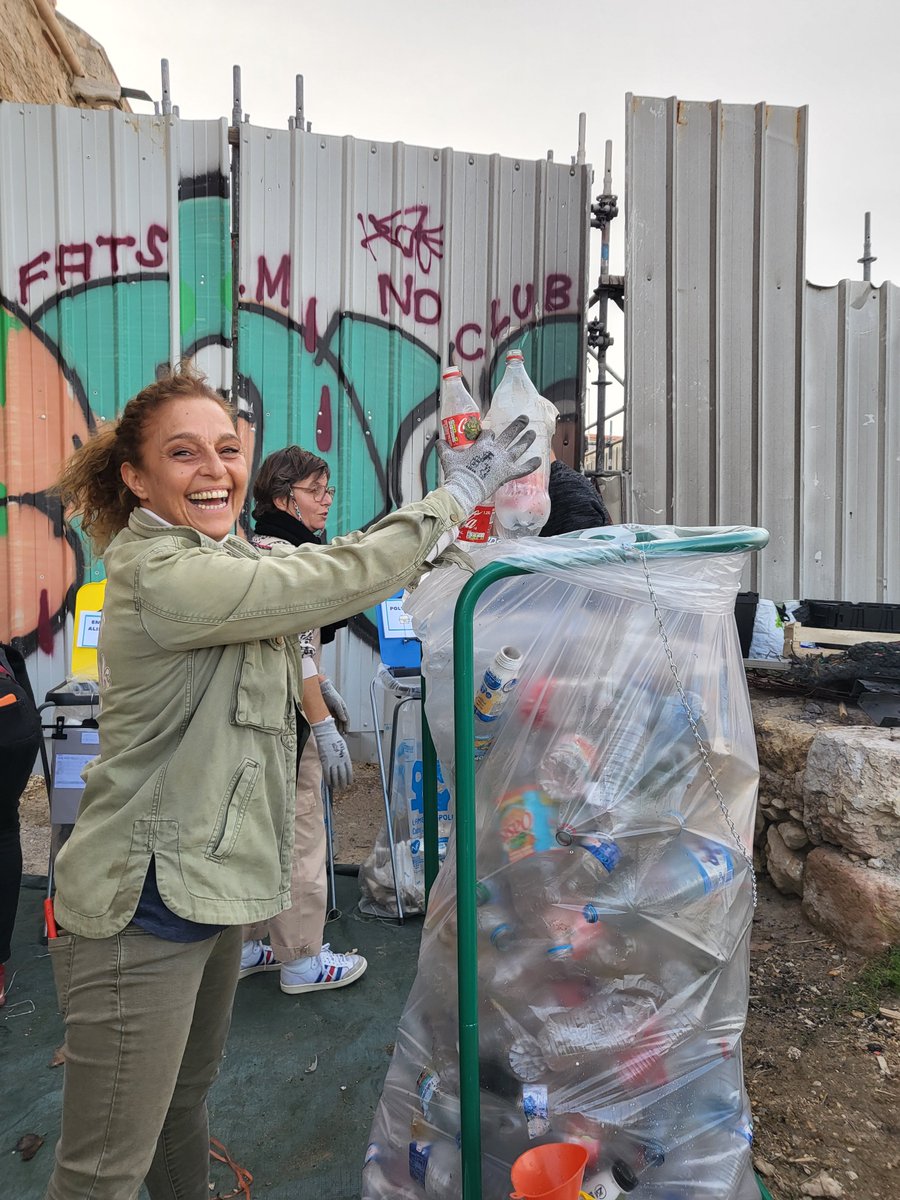 1PieceOfRubbish's tweet photo. Parmis le top du top nous avons :
🍾 1707 bouteilles en verre dont 1077 @HEINEKENFrance 
🧋 936 bouteilles en plastique dont 354 Cristalline
🥫 633 canettes en métal dont 155 de @cocacolafr 
👜 339 sacs en plastique
🧃 74 Caprisun

 #1dechetparjour #Quatar2022 #Marseille https://t.co/eWFcYNeZMF