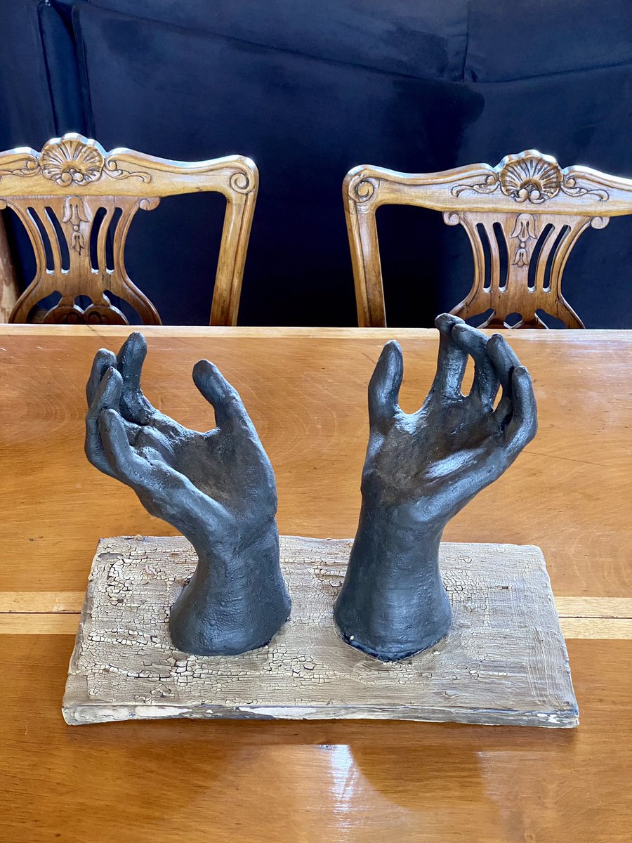 beaarte1's tweet photo. Escultura “Manos dos”🖐🏿🤚🏿
¡Feliz lunes!🤶🏻Escultura en cerámica gres, técnica de modelado a mano, sin ningún tipo de moldes.
🍀DISPONIBLE
Sus medidas ( incluida la base )son 22 cms. de alto x 18 cms de ancho x 36 cms. de largo.
#beaarte #esculturagres #manos2 https://t.co/gexyeKuIVK