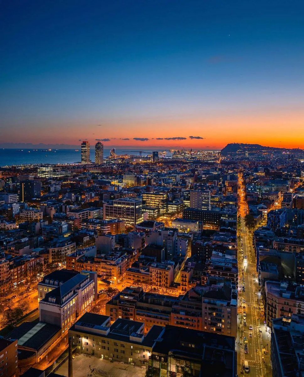 thisis_bcn_EN's tweet photo. What's your favorite part of Barcelona at night? 🌙
📸 © heath.rasmussen (IG)
📸 © mr.view (IG)
#visitbarcelona #hotelw https://t.co/v5jsstb6iq