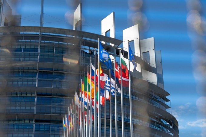 Montecitorio's tweet photo. Lo Stato di diritto è uno dei principi alla base degli ordinamenti costituzionali degli Stati #UE e del #ConsigliodEuropa ed è tra i valori fondanti dell'Unione.

Il dossier RUE ne approfondisce modalità di tutela e iniziative in materia: https://t.co/m4aJTXN0yI #OpenCamera https://t.co/vH40JNrqZB