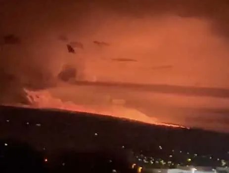 The World's Largest Active Volcano Erupted In Hawaii Last Night And Residents Are Being Told To Get Ready To Evacuate 'Just In Case' barstoolsports.com/blog/3446333/t…