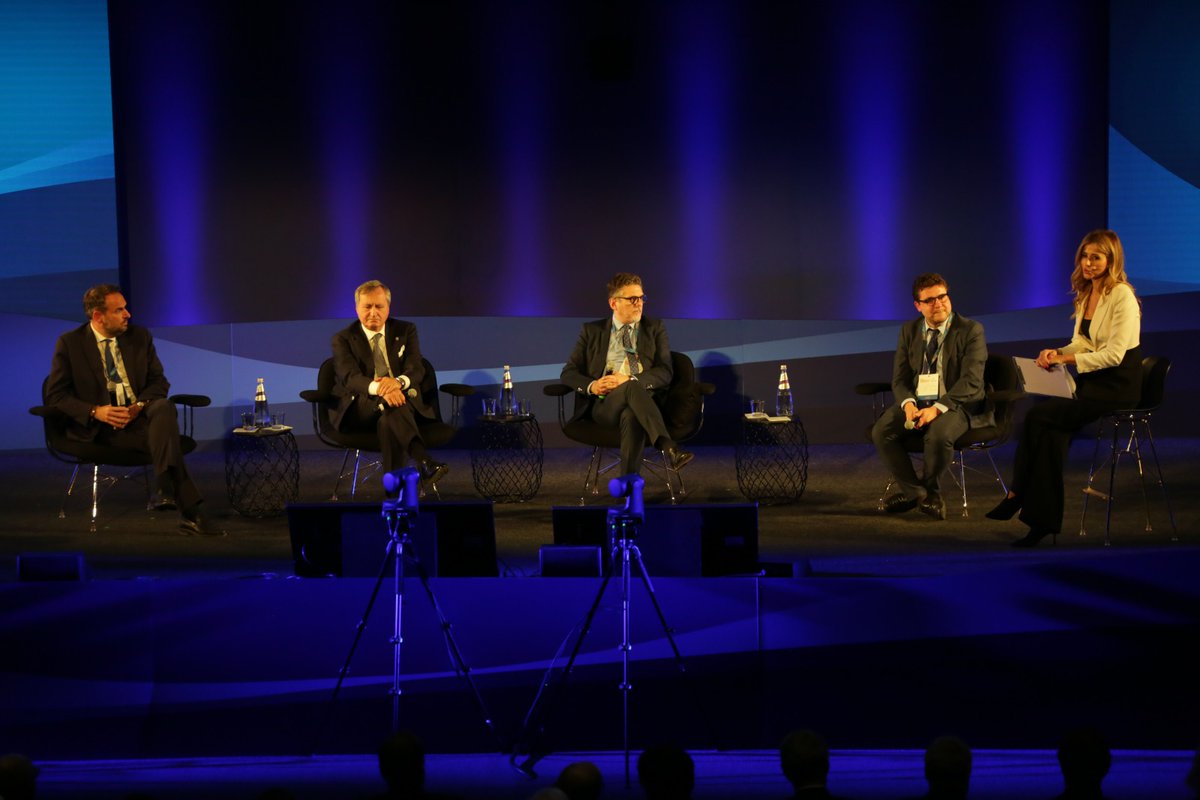 #ConfindustriaVenetoEst | Al via la tavola rotonda, moderata da Roberta Floris, giornalista @tg5med con <a href="/LuigiBrugnaro/">Luigi Brugnaro</a> Sindaco di Venezia, @andreamicalizzi vice Sindaco di Padova, <a href="/EGaffeo/">edoardo.gaffeo</a> Sindaco di Rovigo, <a href="/sindacoConte/">Mario Conte</a> Sindaco di Treviso.

#AssembleaGenerale2022