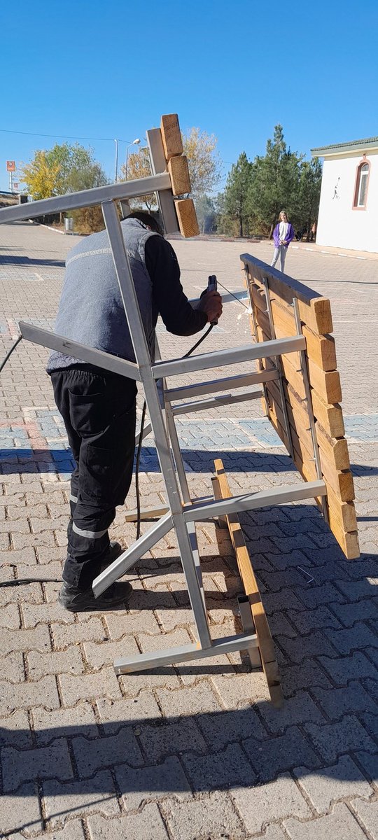 Demirlibarann's tweet photo. 🌟10.000 Okul Projesi kapsamında okulumuzun bahçesindeki bankların  tamiratı ve bastekbol potaları ihtiyacı giderildi.

📍 Demirli Baran İlkokulu

@tcmeb 
@aliihsansu_ 
@Murat4Kucukali
@ekin2107
@Diyarbakirmem
@erganimem2 https://t.co/DVyYTZKBbA