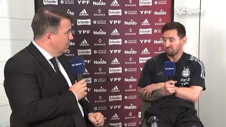 «¿Que si me da vergüenza haber pateado la camiseta de México? Para nada, vergüenza me daría irle al America».

— Leo Messi.