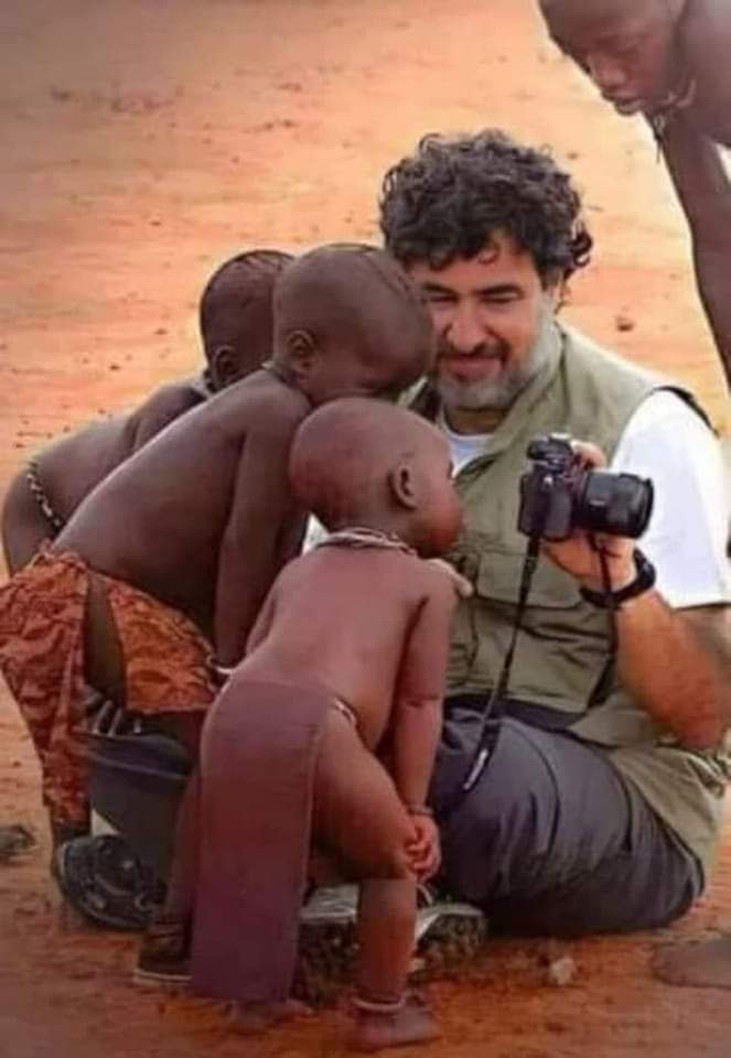 hilmuj's tweet photo. Un antropólogo intentó probar un juego con unos niños de una tribu africana;colocó una canasta llena de frutas deliciosas junto al tronco de un árbol y les dijo: 
El primer niño que llegue al árbol y toque la canasta,se ganará toda la fruta,Cuando el antropólogo les dio la señal https://t.co/CYPHx7LSMi