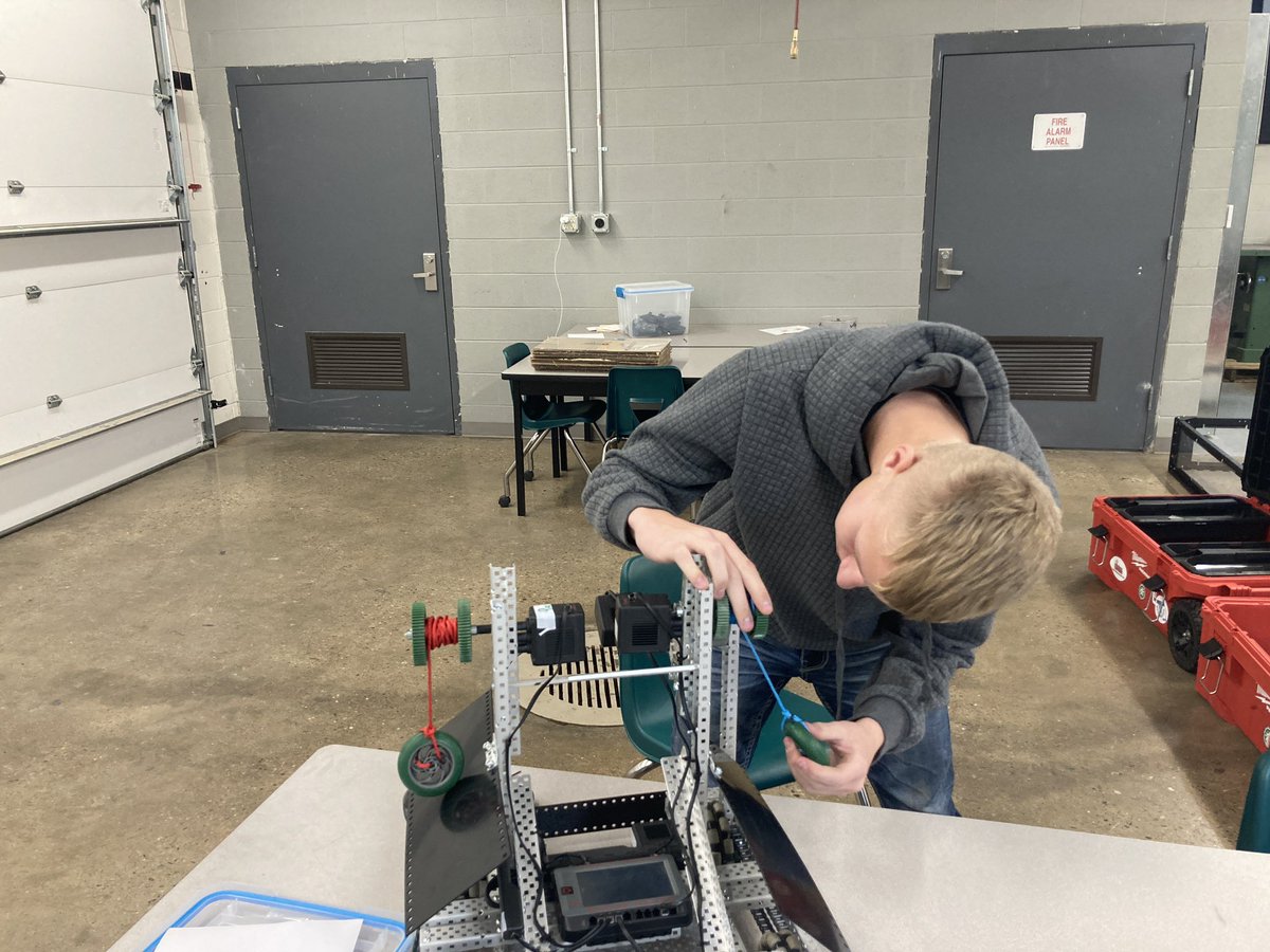 NLSD_VEX_43779's tweet photo. Prepping for tomorrow’s competition. #RoboticsNeverSleeps https://t.co/pdVFqQHxJ3