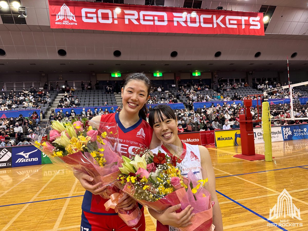 nec_rr_official's tweet photo. 【御礼】
船橋市��船橋高等学校出身の #小島満菜美 選手と船橋市出身の #川上雛菜 選手へ船橋市バレーボール協会様より花束を贈呈頂きました。

船橋市で試合が出来ましたこと幸せに思います。船橋大会での2連勝を力に引き続き精進して参ります。
ご尽力いただいた皆さま、ありがとうございました。 https://t.co/j5MZrOU4TO