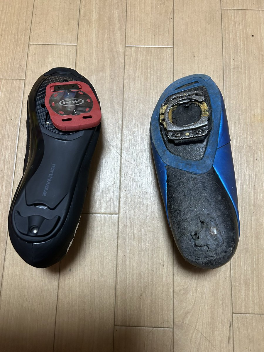 BicycleEngineer's tweet photo. #ロードバイク #シューズ #NW #ノースウェーブ #NORTHWAVE ロードシューズが痛んで今回スピードプレイ対応シューズを岡山の #cycleZ でExtreme GT 4を購入!早速スピードプレイ用アダプター取付・・・えぇ?入れにくっ底が開けにくい〜マイナスドライバーでやるも苦戦!裏からハサミで押し上げ無事 https://t.co/DED3o62lmg