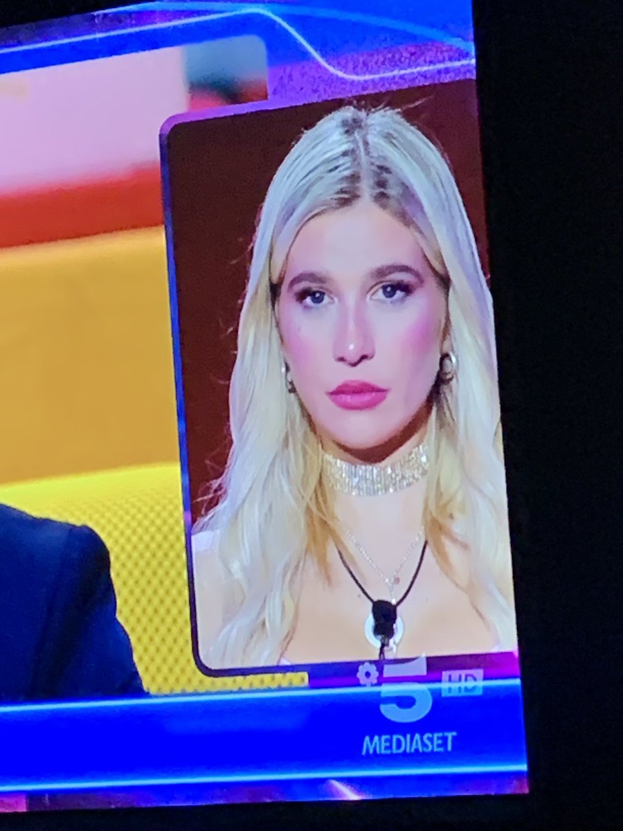 momi_fru's tweet photo. Ma chi è questa ragazza?!?! 😳😂#GrandeFratelloVip https://t.co/8dcaXazfJH