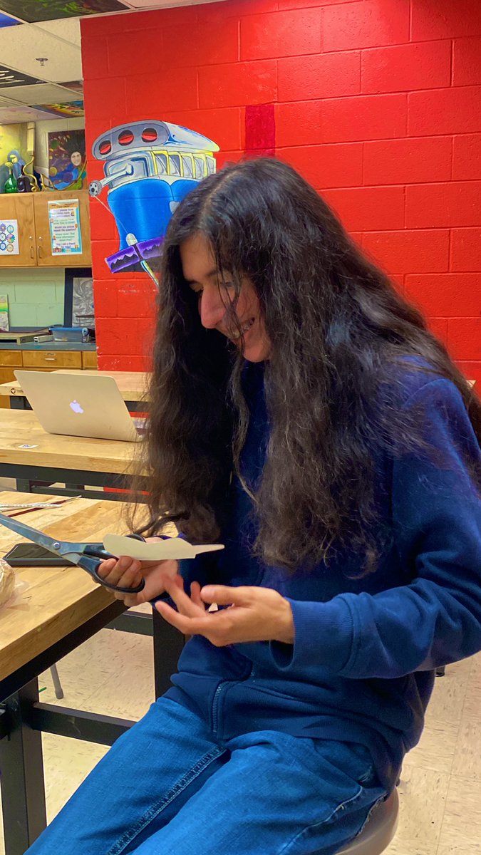 Rowe Art club preparing for this Friday's Winter Festival! 🙌🏻 👩🏻‍🎨 🧑🏽‍🎨 <a href="/Rowe006/">Warrior Nation</a> <a href="/mcallenfinearts/">McAllen ISD Fine Arts</a>