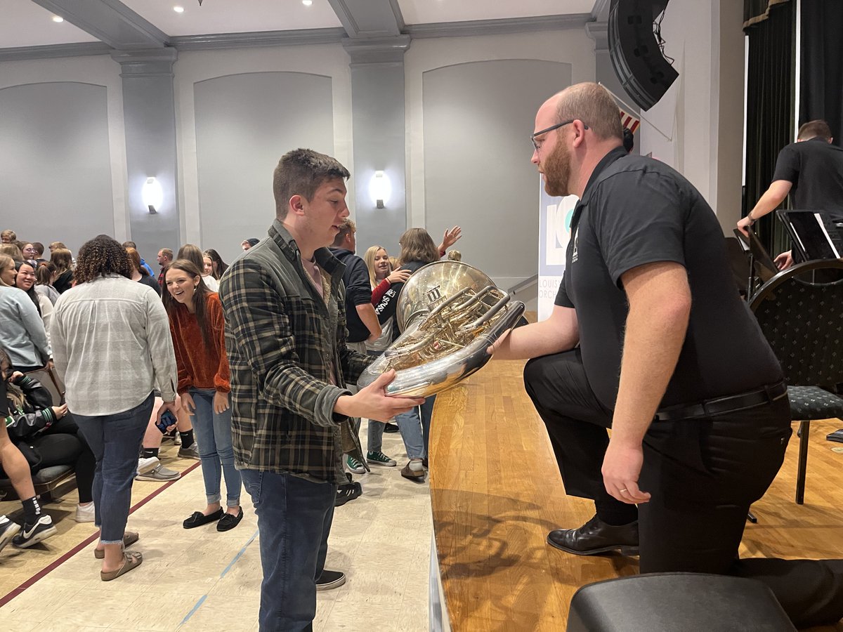 When you give on #GivingTuesday, you bring the gift of music to our youth. Together we can foster future leaders in our schools as we continue to provide the best in music education. #louisvilleorchestra louisvilleorchestra.org/givingtuesday-…