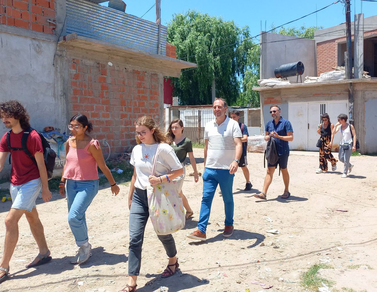 JKonfino's tweet photo. Recibimos en el Htal Don Bosco la visita de estudiantes de Univ de EEUU para conocer el sistema de salud de @QuilmesMuni y cómo abordamos la pandemia con equidad
Gracias por la visita y esperamos haber podido contribuir desde este Sur a su formación
#InternationalHonorsProgram https://t.co/IicGd3MlpU