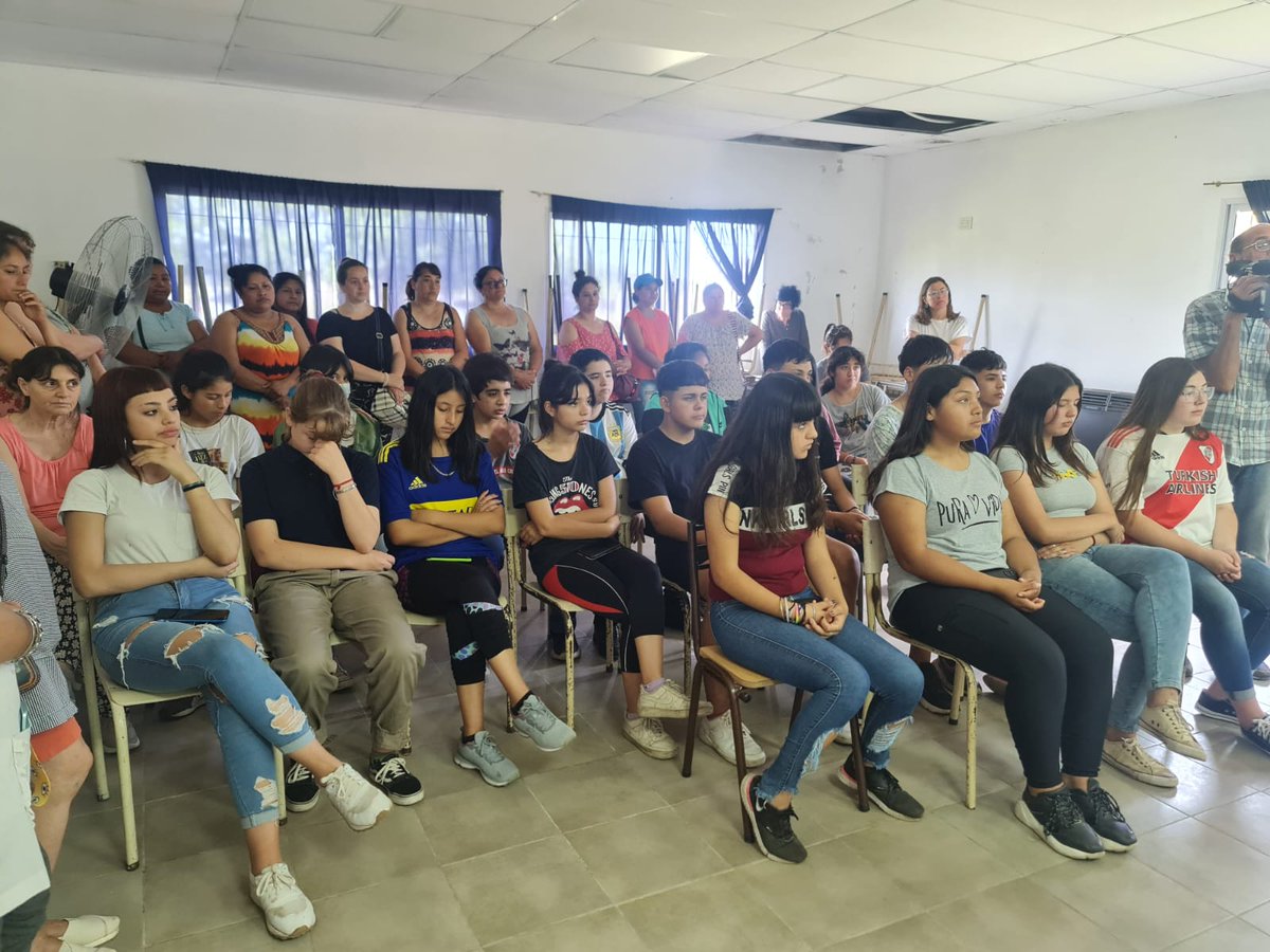DTE_Region14's tweet photo. Hoy en el Anexo 1 de la EES 6 de #CuchaCucha #Chacabuco llegaron 25 netbooks de #ConectarIgualdad, 👩💻🧑💻👨💻 con #Huayra5!! a estudiantes de segundo año. El equipo @DTE_Region14 participó de la entrega.
@AlbertoSileoni @ClaudiaBracchi1 https://t.co/2Mv0sk6kFh