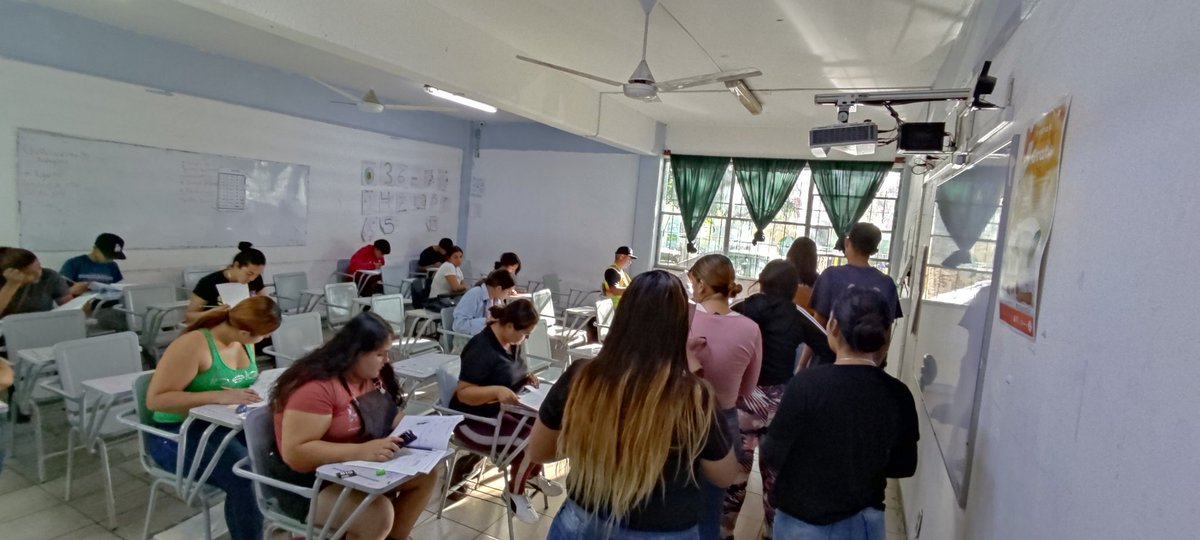 Secundaria39T's tweet photo. Una nueva jornada de certificación del @INEEJAD_OFICIAL que brinda la posibilidad para que adultos logren terminar su primaria y secundaria, se llevó a cabo en la #Sec39 Estamos orgullosos de aportar nuestro granito de arena para que los sueños se sigan cumpliendo.🏫🎒📝✍️🖊️🥇 https://t.co/6dcFNQQqjm