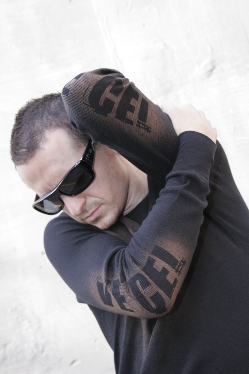 therealgreydaze's tweet photo. @ChesterBe for a photo shoot with @HartgroveSean #vecel #greydaze https://t.co/ZohZuVoP5L