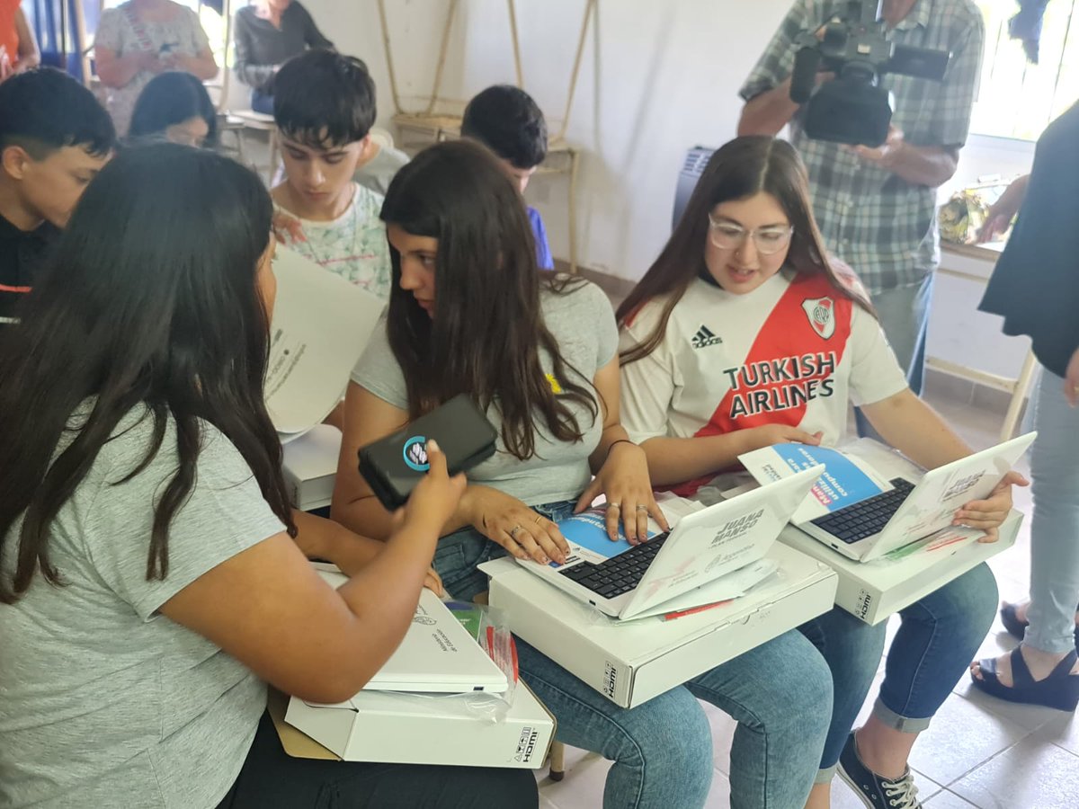 DTE_Region14's tweet photo. Luego de la entrega de nets #ConectarIgualdad 👨💻👩💻🧑💻el equipo @DTE_Region14 realizó un taller con los Estudiantes sobre #Huayra, las potencialidades del #SoftwareLibre y #CiudadaníaDigital en Anexo1 Ees6 de #CuchaCucha @AlbertoSileoni @ClaudiaBracchi1 @DTE_BA @salbarracin https://t.co/psEXAcoqci