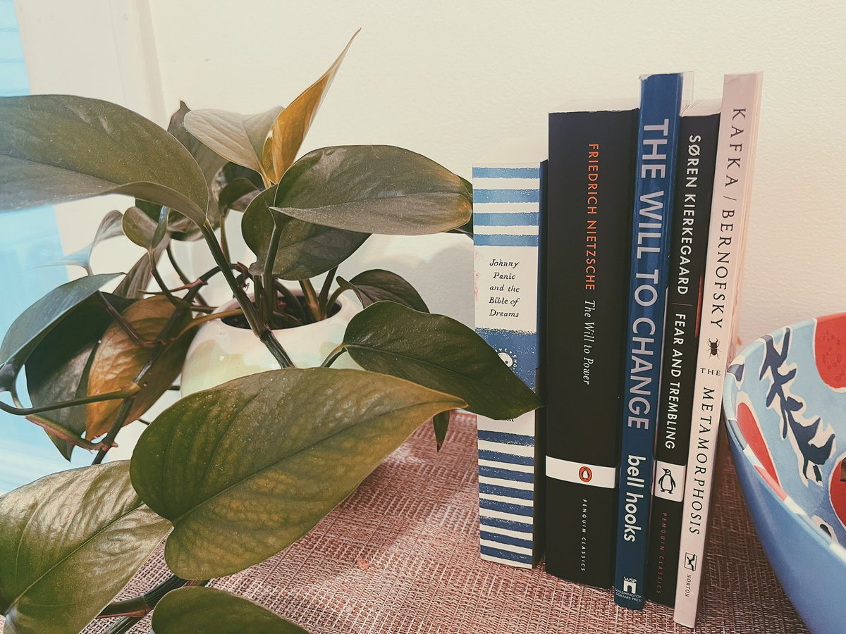 ThePowerAppsPro's tweet image. Book store score! 📚
#BookLover