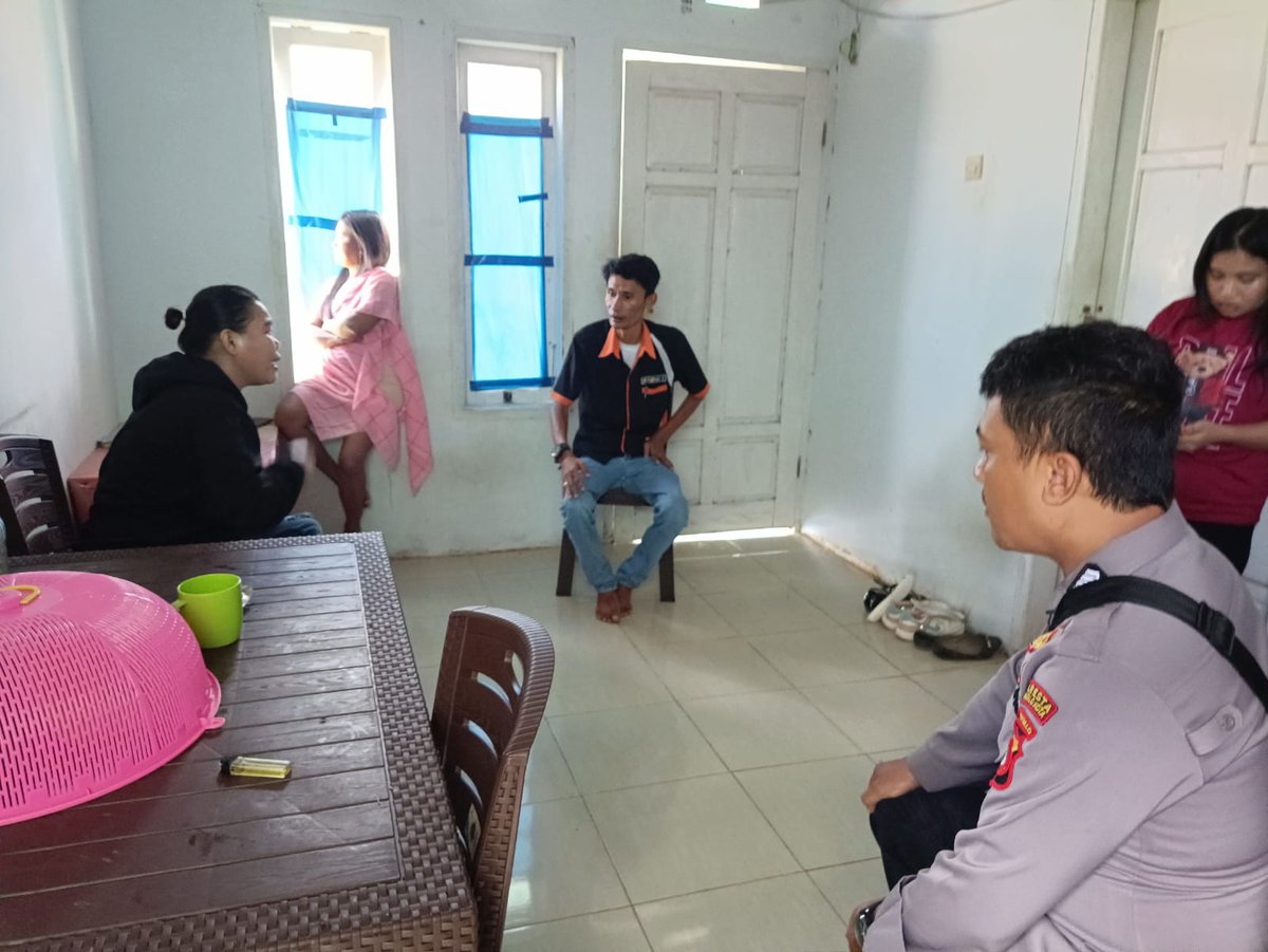 BajuRodit's tweet photo. Pelaksanaan problem solving terhadap warga yang bersalah faham.

Bhabinkamtibmas memberikan nasehat dan himbaun kamtibmas, pentingnya hidup rukun dan damai, tanpa adanya permusuhan antar masyarakat.

#humaspolresgorontalokota
#kapolresgorontalokota
#polsekkotautara https://t.co/n0ZH9nn4ym