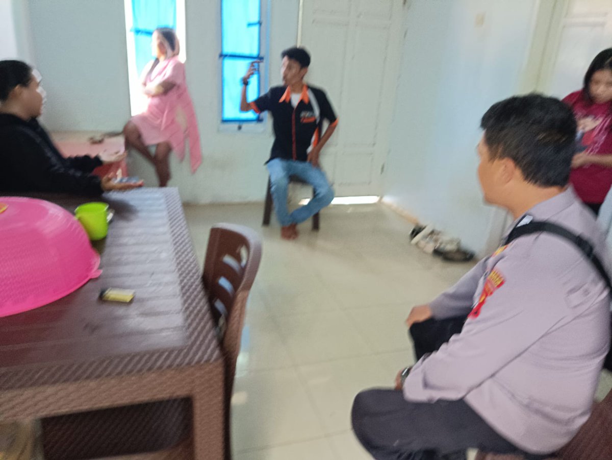 BajuRodit's tweet photo. Pelaksanaan problem solving terhadap warga yang bersalah faham.

Bhabinkamtibmas memberikan nasehat dan himbaun kamtibmas, pentingnya hidup rukun dan damai, tanpa adanya permusuhan antar masyarakat.

#humaspolresgorontalokota
#kapolresgorontalokota
#polsekkotautara https://t.co/n0ZH9nn4ym