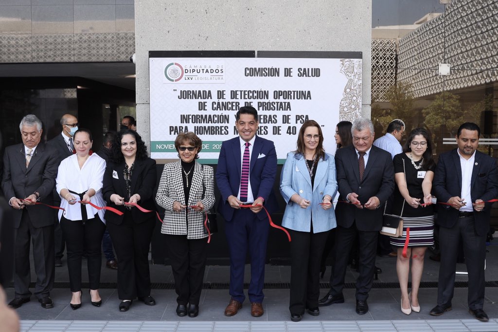 EmmanuelReyesC's tweet photo. No existe una forma segura de prevenir el #CáncerDePróstata, por ello es de suma importancia realizarse, de manera periódica, la prueba de detección.

Atendiendo esta preocupación, hoy realizamos pruebas gratuitas a los trabajadores de la @Mx_Diputados que tienen 40 años o más. https://t.co/vxqR7s0FJD