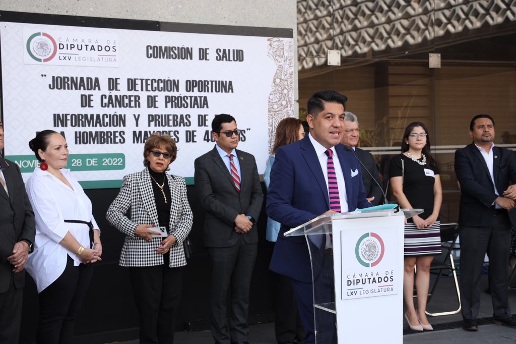 EmmanuelReyesC's tweet photo. No existe una forma segura de prevenir el #CáncerDePróstata, por ello es de suma importancia realizarse, de manera periódica, la prueba de detección.

Atendiendo esta preocupación, hoy realizamos pruebas gratuitas a los trabajadores de la @Mx_Diputados que tienen 40 años o más. https://t.co/vxqR7s0FJD