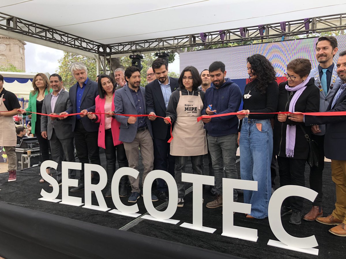 MDSCoquimbo's tweet photo. ✅Se dio inicio a la #SemanadelaPyme2022 @SCT_COQUIMBO con la inauguración de #ExpoMipe en Plaza de Armas #LaSerena, donde participó el Seremi de @MDSCoquimbo @eduardoalcayaga y el Dir. de @FOSISCoquimbo, Alejandro González. 60 expositores regionales estarán hasta el 2 diciembre. https://t.co/FGziueF9Bq