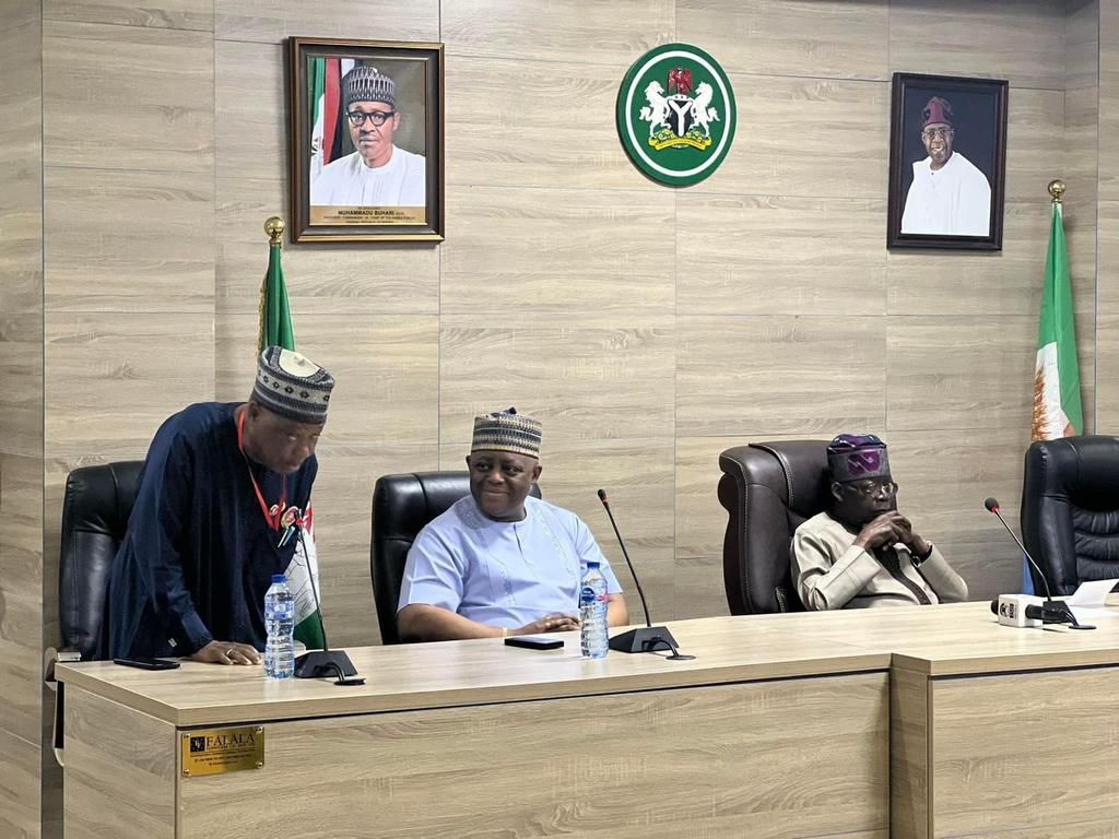 Earlier today, the Presidential candidate of All Progressives Congress, Asiwaju Bola Ahmed Tinubu, alongside the Director Special New Media Directorate of the PCC2022, Hon. Femi Fani Kayode, received groups of Artisans & Trade Associations at the PCC Head Office Abuja.