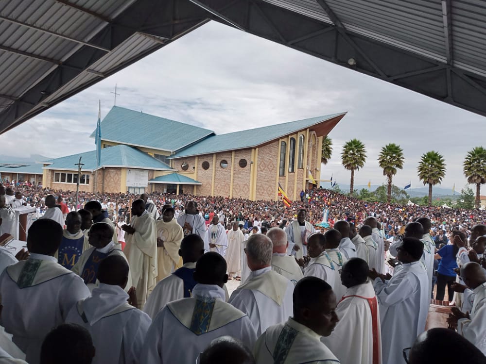 SINGAYINTUMWAY1's tweet photo. Mu nyigisho yatangiye i Kibeho kuri uyu munsi mukuru wa Bikira Mariya Umwamikazi wa Kibeho, Mgr Célestin Hakizimana, Umushumba wa Diyosezi ya GIKONGORO, yibukije ko Imana yacu itajya inanirwa kandi ko idashobora kunanizwa. Imana yacu ishobora byose, ifite byose kandi igira ubuntu https://t.co/JPr3N5zehE