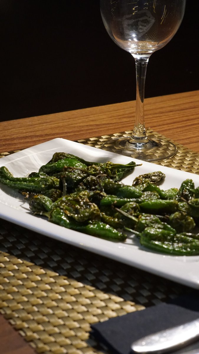 AtnFood's tweet photo. Nuestros pimientos al padrón🫑 son perfectos para complementar cualquier plato. Ven y pruébalos con nosotros! #food #comida #restaurante #restaurant #restaurantebarcelona #barcelona #españa #gothicquarter #viral #comidaespañola #spanishfood #tapas #TripAdvisor #navidad #findeaño https://t.co/83mU1OWnw8