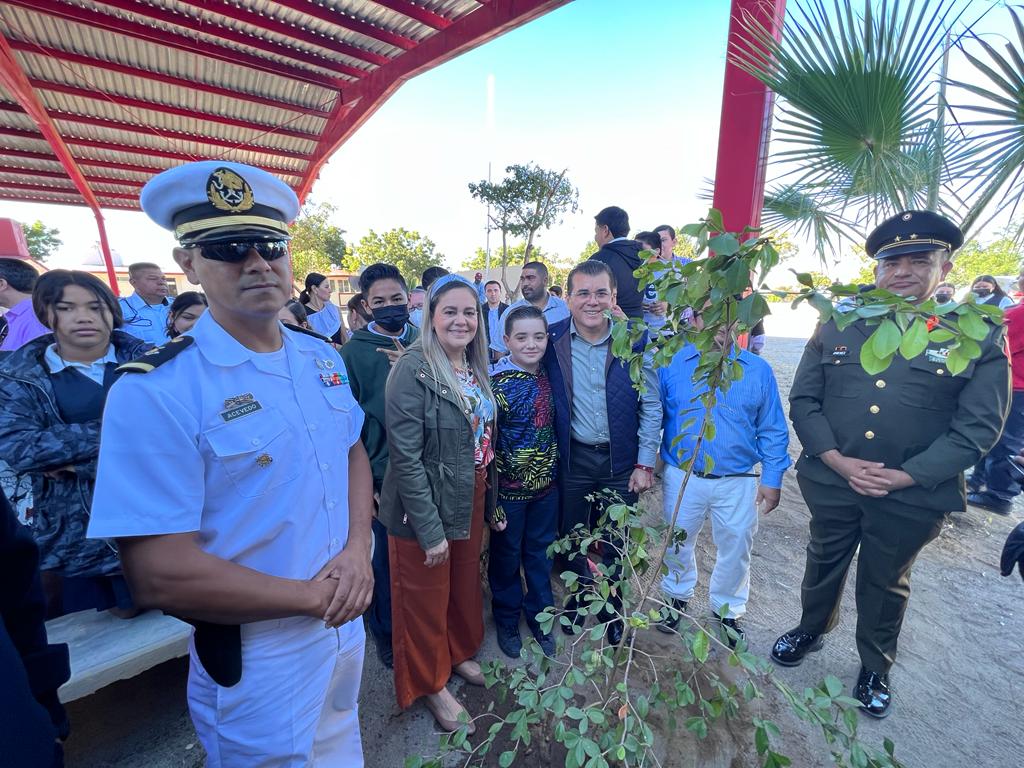 Para fomentar los valores cívicos entre las niñas y niños, la presidenta del Sistema DIF Mazatlán, María Teresa Apocada Muñoz, se sumó al Lunes Cívico en la Secundaria Estatal “Profa. Sofía Félix de Ra, de la sindicatura de El Habal, junto al Alcalde Edgar González Zatarain.