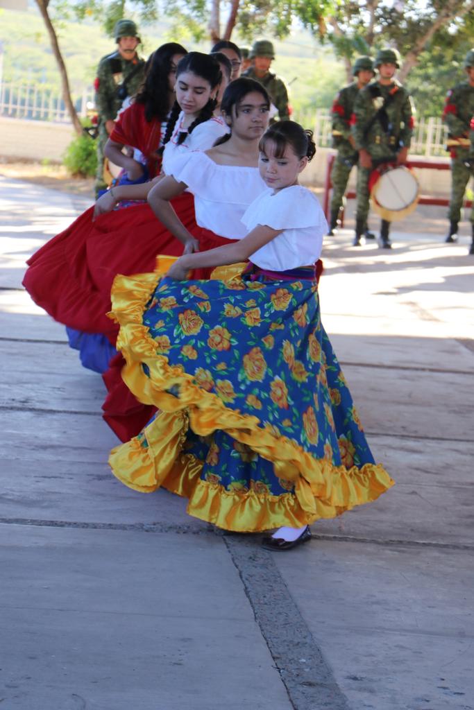 DIFMazatlan's tweet photo. Para fomentar los valores cívicos entre las niñas y niños, la presidenta del Sistema DIF Mazatlán, María Teresa Apocada Muñoz, se sumó al Lunes Cívico en la Secundaria Estatal “Profa. Sofía Félix de Ra, de la sindicatura de El Habal, junto al Alcalde Edgar González Zatarain. https://t.co/IZvkJqwqfo