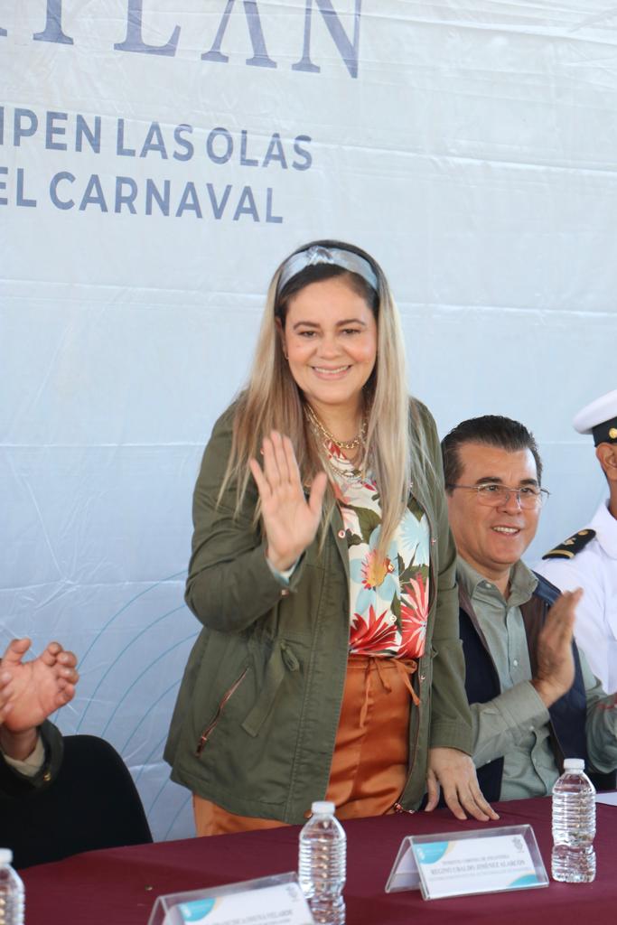 DIFMazatlan's tweet photo. Para fomentar los valores cívicos entre las niñas y niños, la presidenta del Sistema DIF Mazatlán, María Teresa Apocada Muñoz, se sumó al Lunes Cívico en la Secundaria Estatal “Profa. Sofía Félix de Ra, de la sindicatura de El Habal, junto al Alcalde Edgar González Zatarain. https://t.co/IZvkJqwqfo