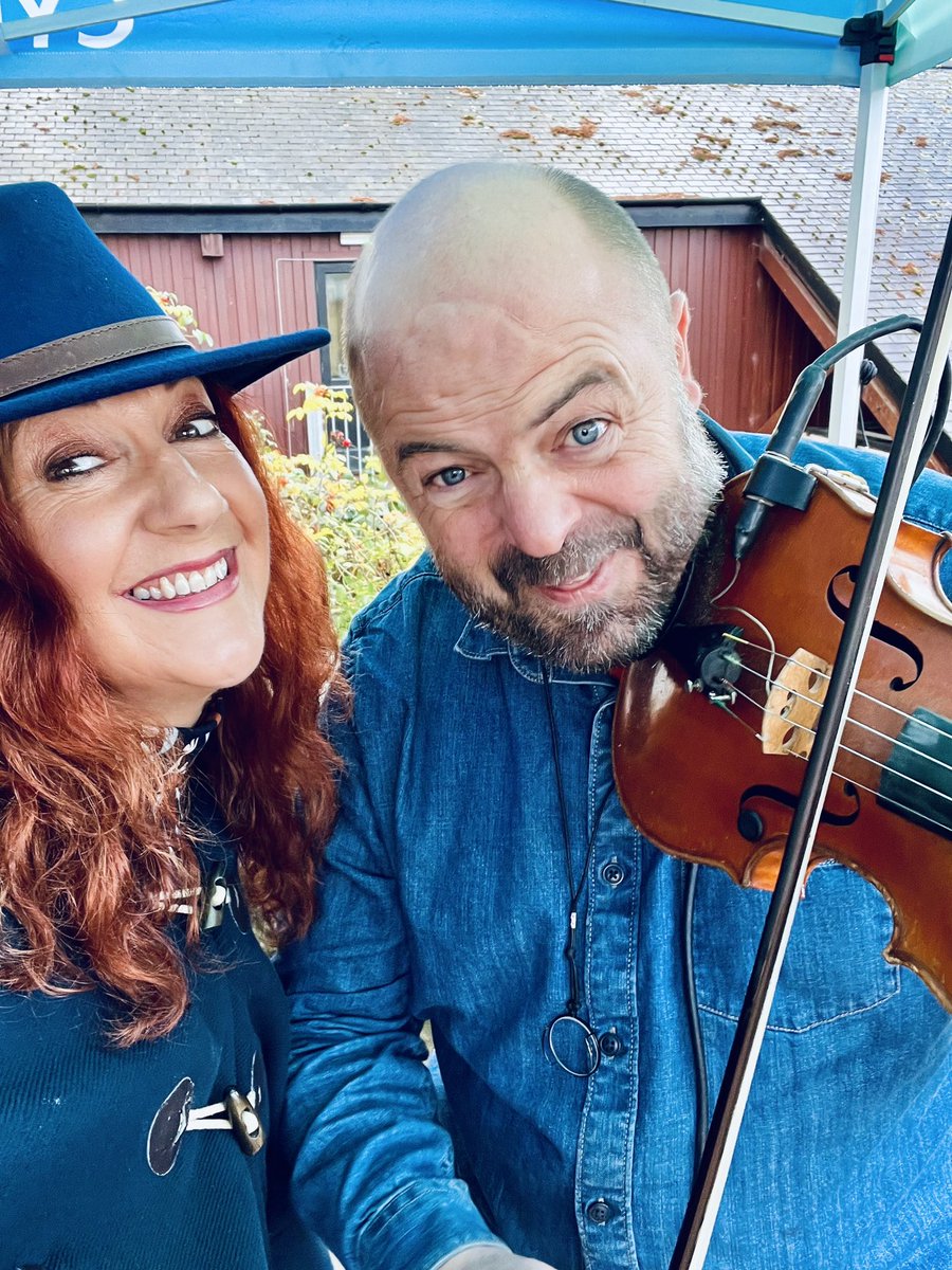 RealShanCothi's tweet photo. Wel na ddiwrnod llawn yn y Ffair Aeaf! Bendigedig a wir yn teimlo naws y Nadolig! Miloedd yn tyrru i faes y Sioe yn Llanelwedd ag edrych mlan yn barod i’ch gweld chi na fory am 11yb @BBCRadioCymru Dewch draw i weiddi helo! #borecothi lluniau o’r ‘antics’ heddi… @thompsound 👌⭐️ https://t.co/NhCw0zBdaH