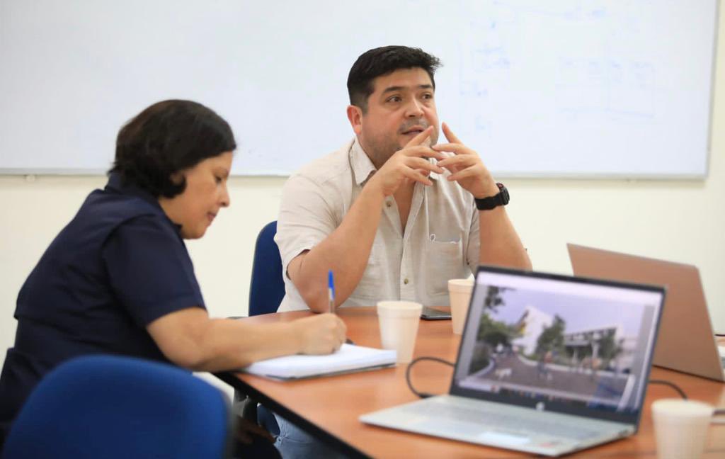 Previamente, Acevedo sostuvo una reunión con el decano de la Facultad de Ingeniería, Edgar Peña, para revisar el plan de migración de edificios que serán usados para hospedar atletas.

#SanSalvador2023🇸🇻