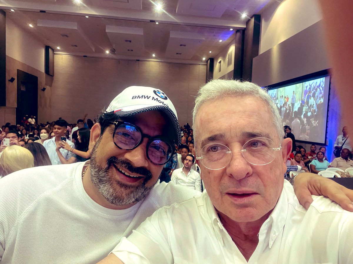 Con el gran <a href="/AlvaroUribeVel/">Álvaro Uribe Vélez</a> en Barranquilla.

Su amor por Colombia es contagioso.