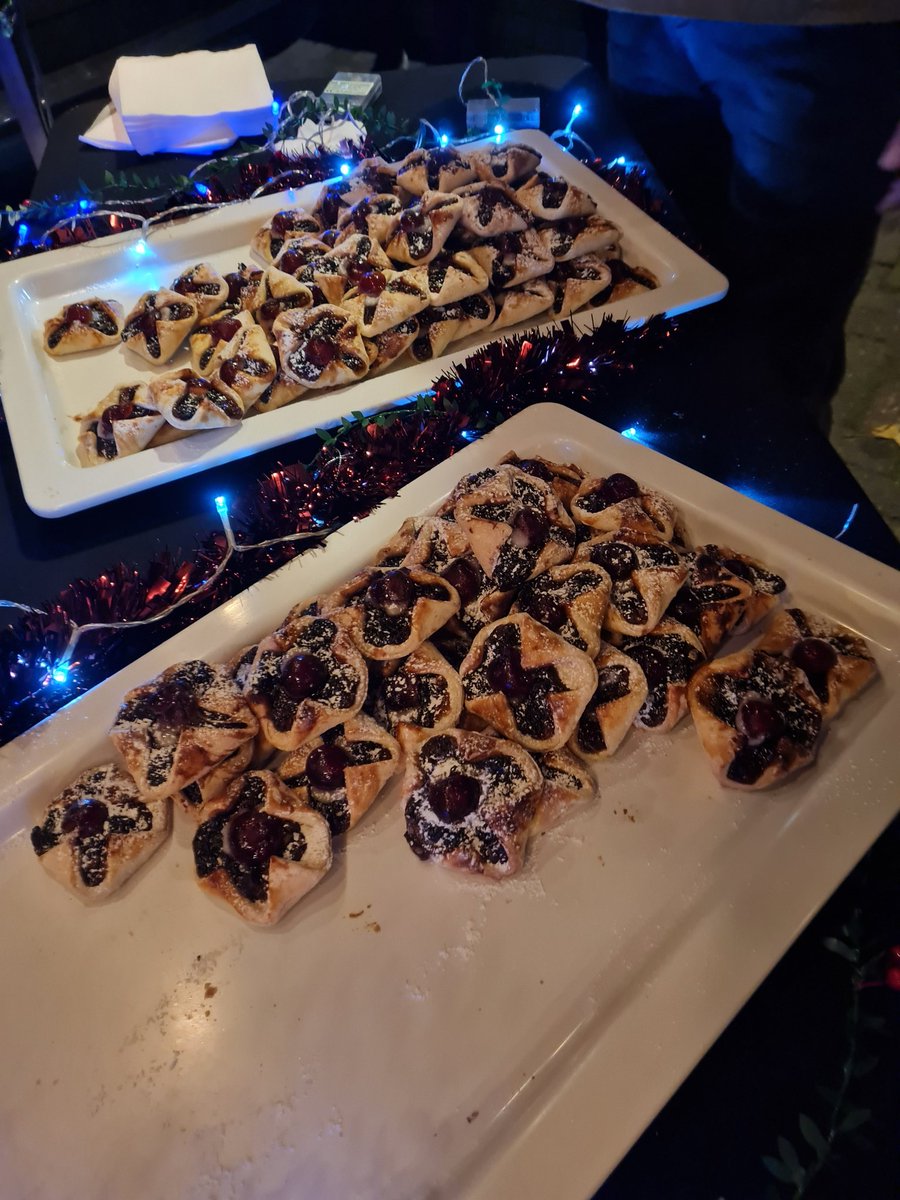 mayorofhackney's tweet photo. A very Merry Christmas🎄 from Woodberry Down. 
Another lovely start to festive season as we light the tree with mulled wine &amp; mince pies, listen to fab @famestaryouth choir sing lovely Xmas songs.
Thanks @BerkeleyGroupUK for organising.

And 10 9 8 7 6 5 4 3 2 1 &amp; wait for it! https://t.co/4irN57tb9k